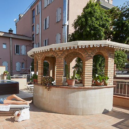 Hotel Vienna Ostenda E Ristorante Il Danubio Римини Экстерьер фото