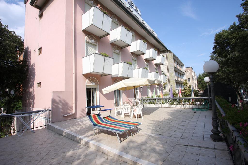 Hotel Vienna Ostenda E Ristorante Il Danubio Римини Экстерьер фото