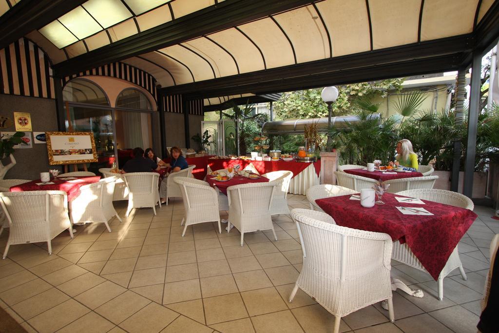 Hotel Vienna Ostenda E Ristorante Il Danubio Римини Экстерьер фото